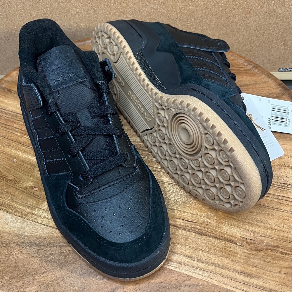 Adidas
'forum'
Black/gum/black